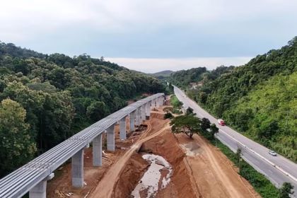Engineering highlights include four tunnels and a series of mountain bridges, giving the route both practical importance and tourist appeal. Freight facilities will also be built, with four container yards to support logistics.