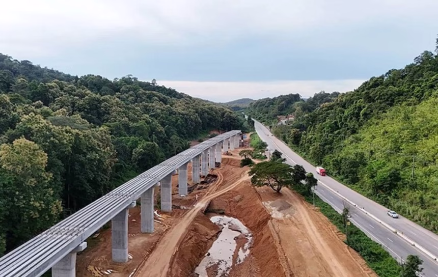 Engineering highlights include four tunnels and a series of mountain bridges, giving the route both practical importance and tourist appeal. Freight facilities will also be built, with four container yards to support logistics.