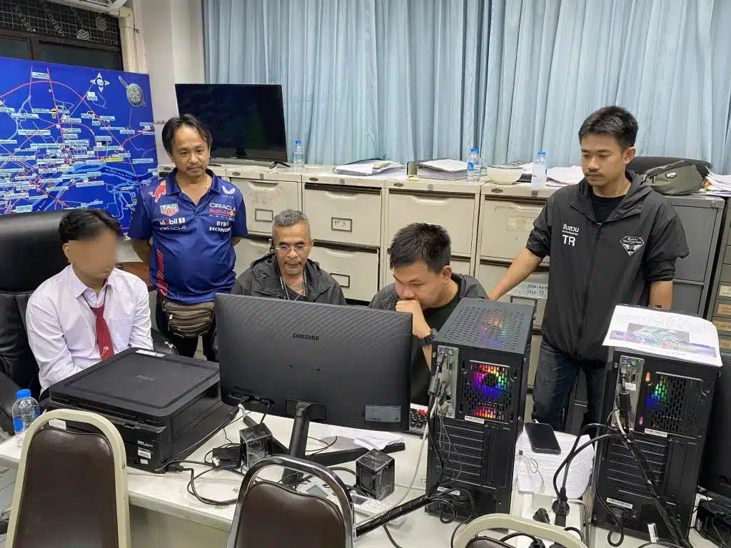 Scam Gang Poses as Police Officer