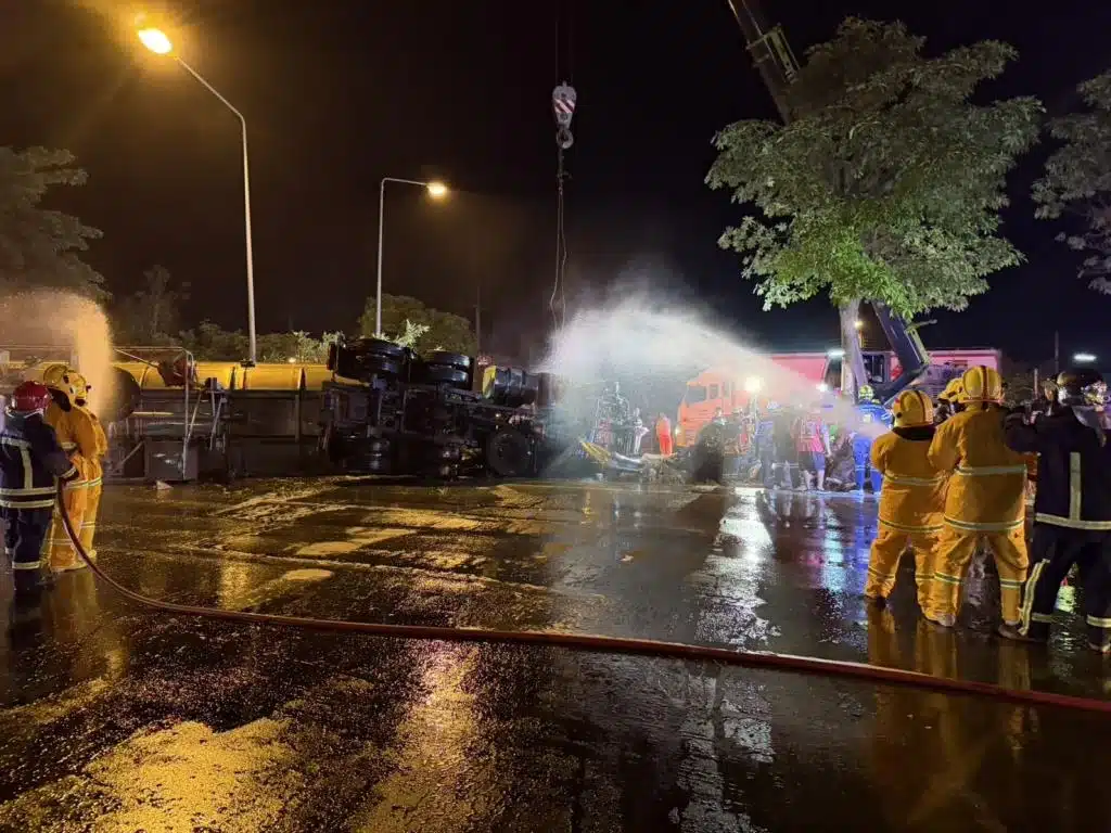 Pickup Crashes into Fuel Tanker 