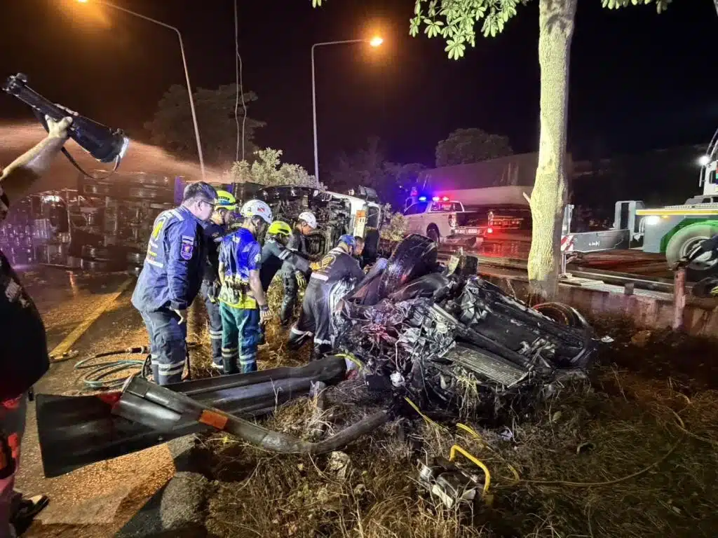 Pickup Crashes into Fuel Tanker 