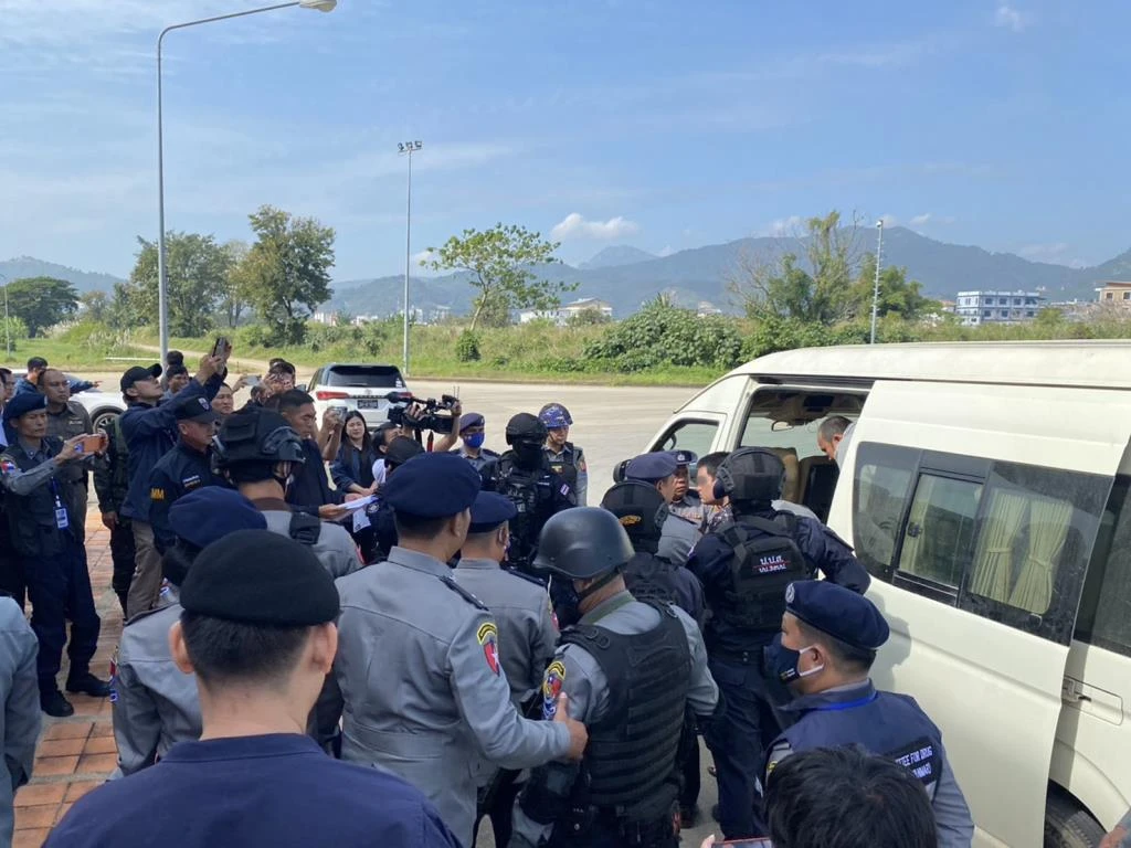 ONCB Officials Take Custody of 4 Fugitives at the Chiang Rai Border