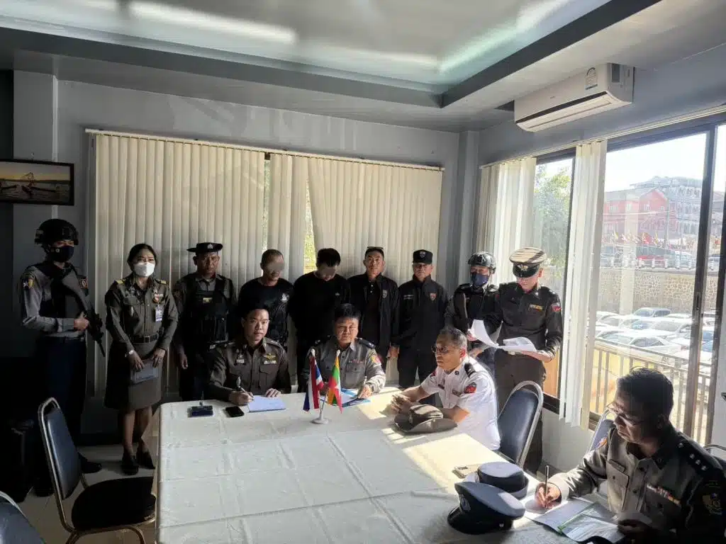 Chiang Rai Immigration Takes Custody of Prisoners from Myanmar