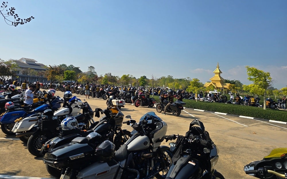 Downtown MC Vists Chiang Rai with 300 Harleys