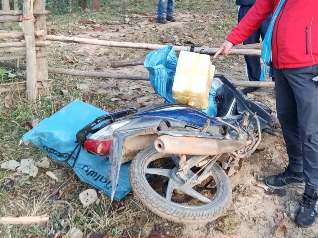 Chiang Rai Soldiers Intercept Motorbike Hauling 600,000 Meth Pills