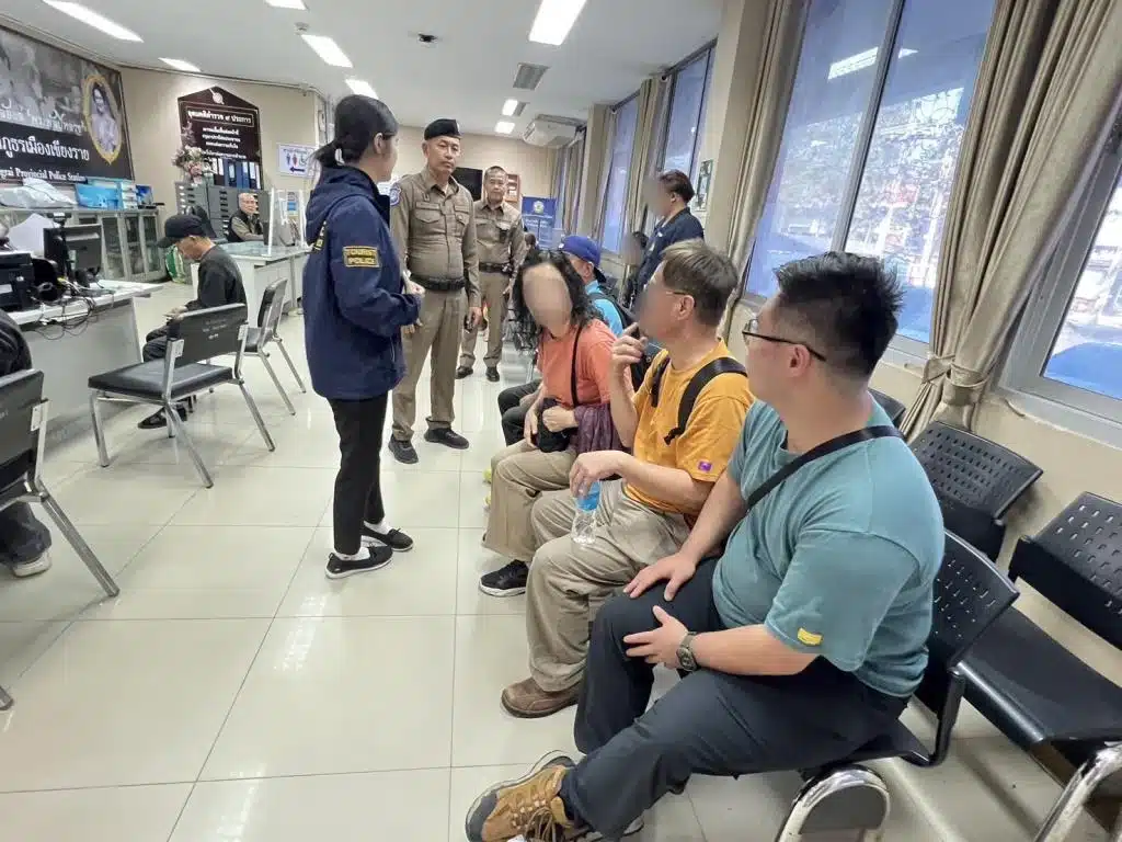 Tourists' fighting white temple chiangrai