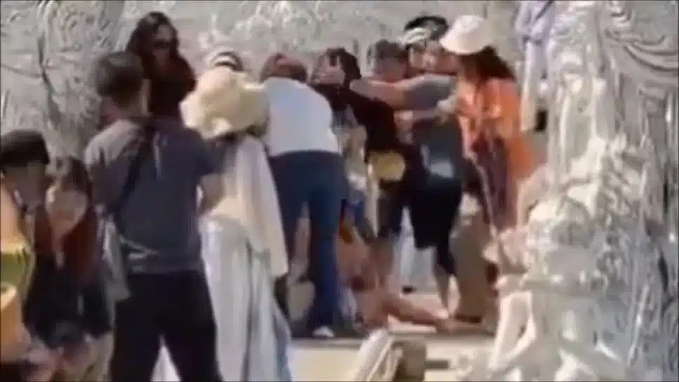 Tourists' fighting white temple chiangrai