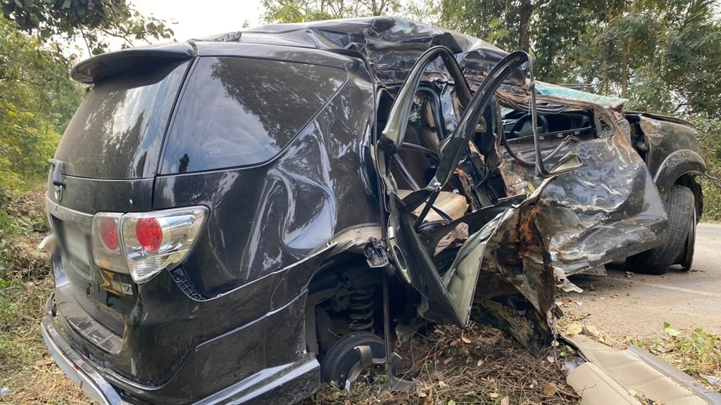 Speeding Toyota Fortuner Crashes