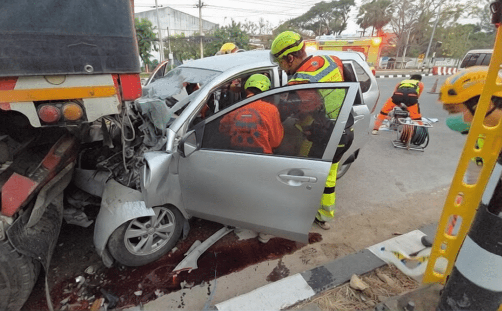 Toyota Yaris Slams Into Parked 18-Wheeler, 2 Dead, 1 Seriously Hurt