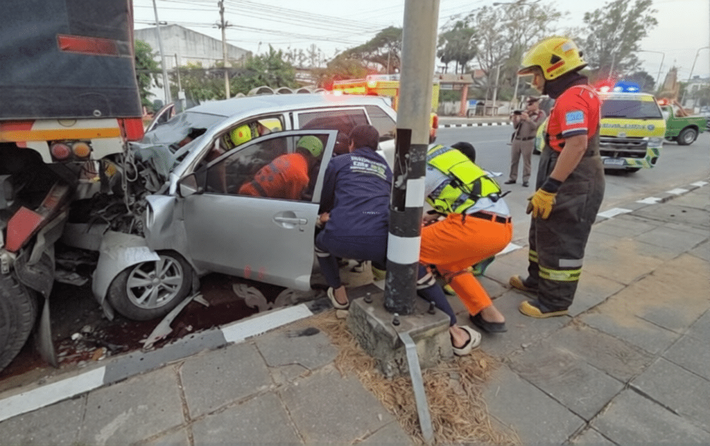 Toyota Yaris Slams Into Parked 18-Wheeler, 2 Dead, 1 Seriously Hurt