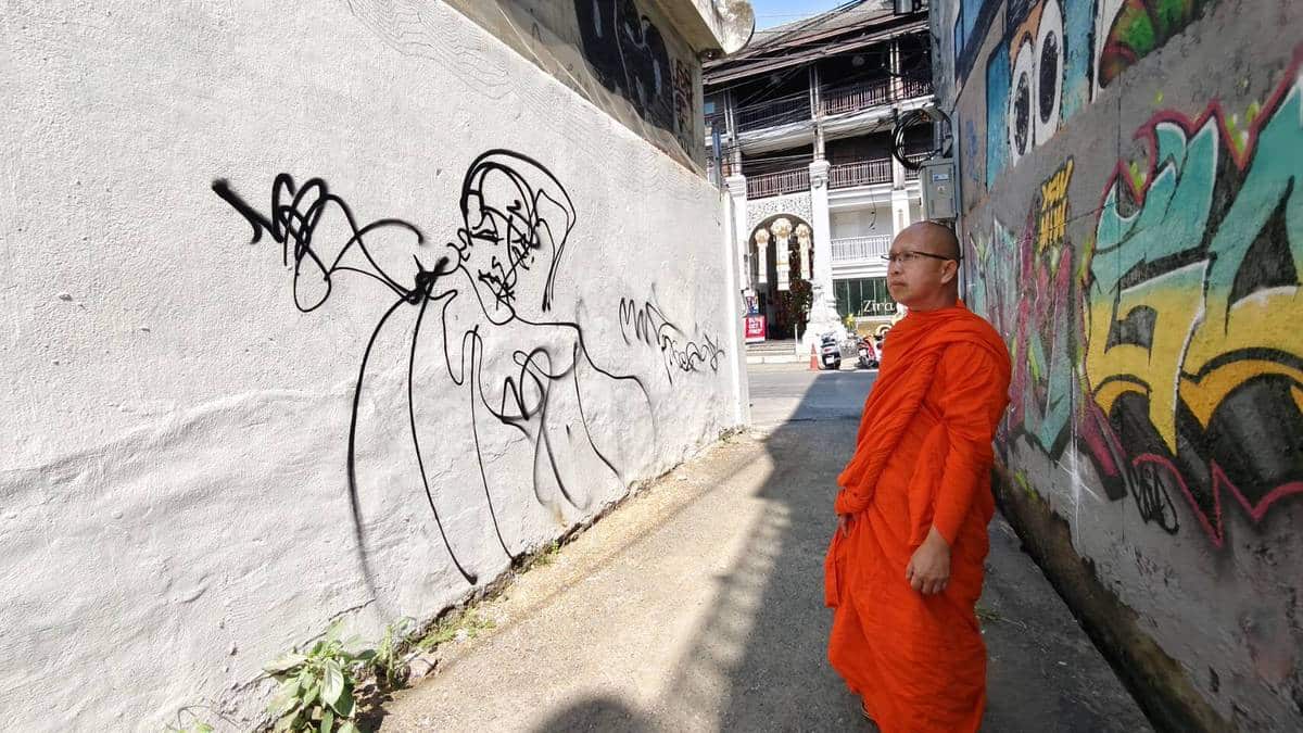 foreign couple spray painting temple chiang mai